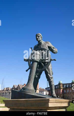 La statue commémorative de la marine marchande par Chris Wormald, au barrage de l'usine, South Shields, North East England, UK Banque D'Images