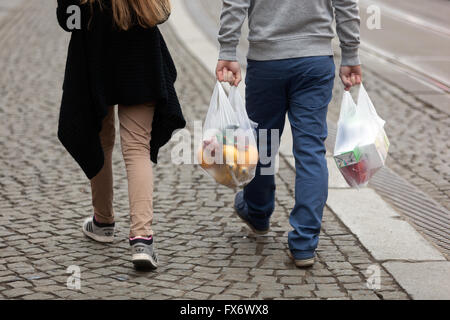 Les clients de supermarché transportent des marchandises à la maison, les achats de sacs en plastique de supermarché Banque D'Images