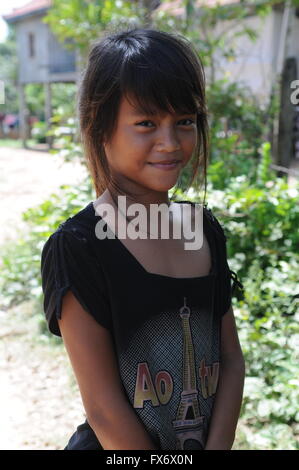 Portrait d'une fille cambodgienne timide, Tonle Bati, province de Takeo, Cambodge. Nov., 2013. Crédit : Kraig Lieb Banque D'Images