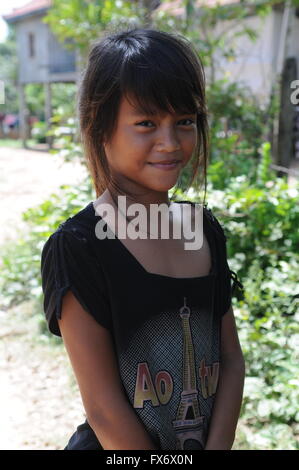 Portrait d'une jeune fille timide, Khmer Tonle Bati, province de Takeo, au Cambodge. crédit : Kraig Lieb Banque D'Images