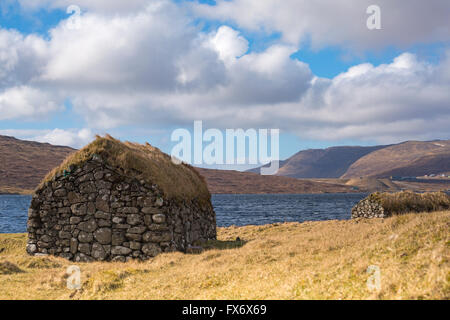 Les hangars à bateaux au toit d'herbe, Leitisvatn Sørvágsvatn, Vagar et, îles Féroé, Danemark en avril - îles Féroé Leitisvatn Sorvagsvatn Banque D'Images
