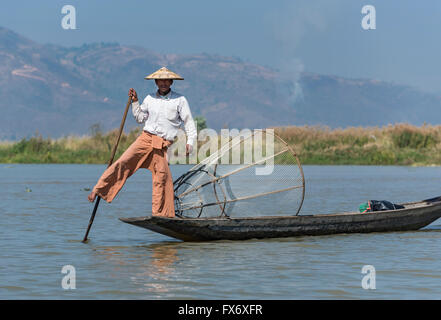 Leg-ethnie Intha aviron pêcheur sur le lac Inle, en Birmanie (Myanmar) Banque D'Images