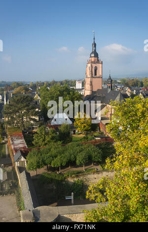 Paysage urbain avec l'église paroissiale de Saint Pierre et Paul, Eltville am Rhein, Rheingau, Hesse, Allemagne Banque D'Images