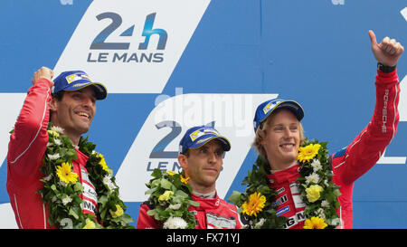 Les pilotes de la seconde Porsche 919 Porsche hybride placé, l'équipe de GER, Mark Webber, AUS, Timo Bernhard, GER, et Brendon Hartley Banque D'Images