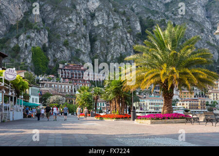 Promenade à Limone sul Garda, Province de Brescia, Lombardie, Italie Banque D'Images