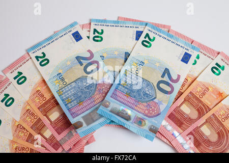 Fan de billets de banque, vingt euros, date de sortie 25/11/2015, dix Euros, date de sortie le 23/09/2014 Banque D'Images