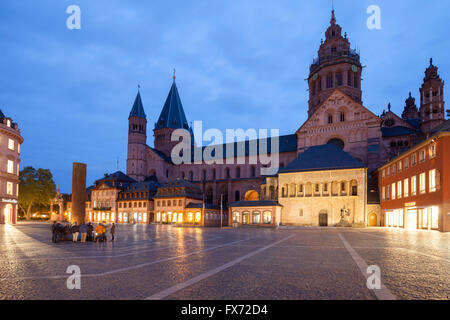 Cathédrale de Mayence et Heunensäule, marché, Mayence, Rhénanie-Palatinat, Allemagne Banque D'Images