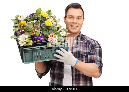 Homme tenant un cageot de fleurs isolé sur fond blanc Banque D'Images