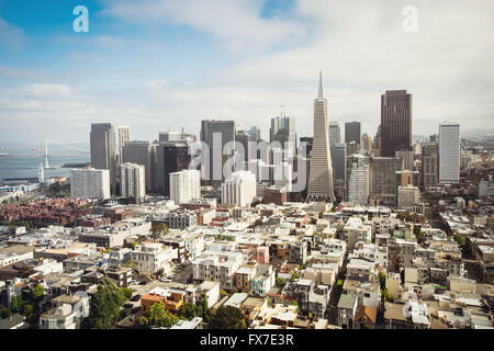 Panorama aériennes spectaculaires de San Francisco Financial District fait à partir de l'étage supérieur de la Coit Tower sur sunny day, Californie, Banque D'Images