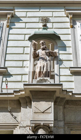 L'architecture de la vieille ville de Graz, en Styrie, en Autriche. Saint statue sur la façade de maison. Banque D'Images