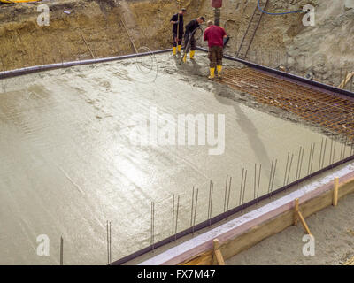 Travailleur de la construction au cours de coulage du béton sur le chantier de travail Banque D'Images