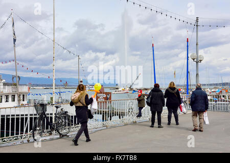 Les touristes à la recherche à la fontaine au jet d'eau, Genève, Suisse Banque D'Images