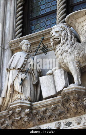 Le lion ailé et le doge Francesco Foscari sur le Palais des Doges à Venise, Italie Banque D'Images