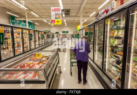Femme âgée l'épicerie avec panier en magasin l'allée-Victoria, Colombie-Britannique, Canada. Banque D'Images