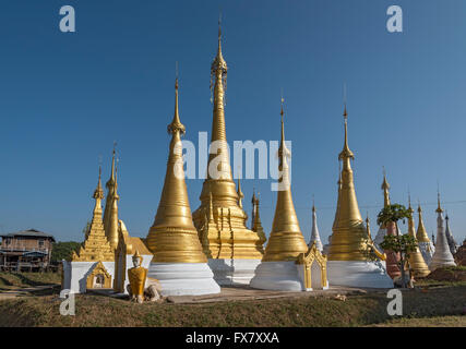 Monastère de stupas à Ywama par Village du Lac Inle, en Birmanie (Myanmar) Banque D'Images