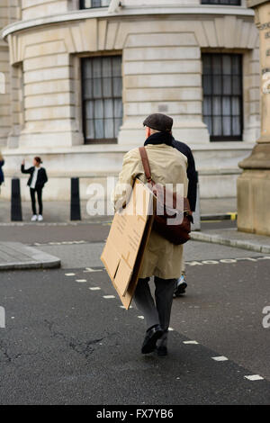 Homme portant des boîtes en carton aplati sous son bras à Londres Banque D'Images