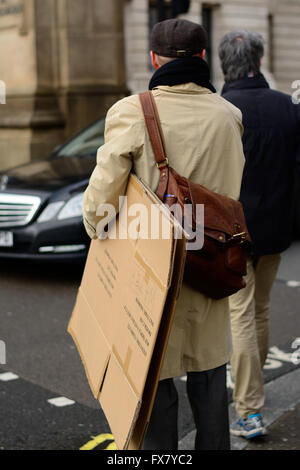 Homme portant des boîtes en carton aplati sous son bras à Londres Banque D'Images