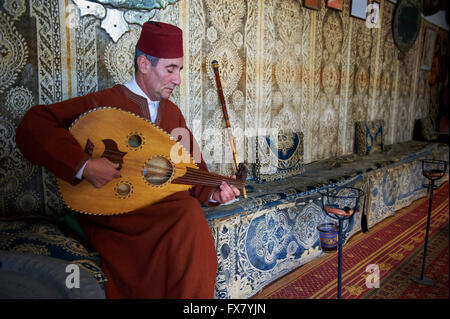 Maroc, Tanger, Medina oud player, Tea House Banque D'Images