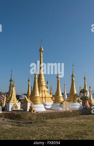 Monastère de stupas à Ywama par Village du Lac Inle, en Birmanie (Myanmar) Banque D'Images