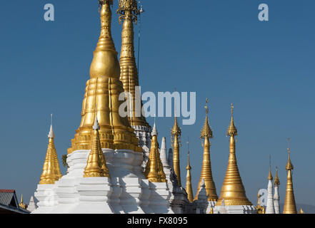 Monastère de stupas à Ywama par Village du Lac Inle, en Birmanie (Myanmar) Banque D'Images