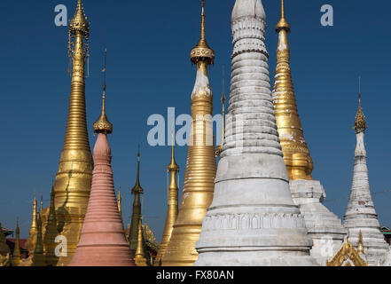 Monastère de stupas à Ywama par Village du Lac Inle, en Birmanie (Myanmar) Banque D'Images