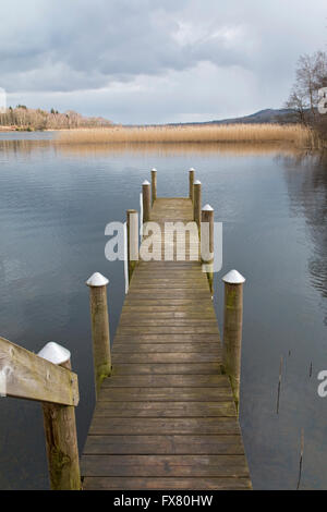 Petit embarcadère sur le fleuve de Gudenaa, Danemark Banque D'Images