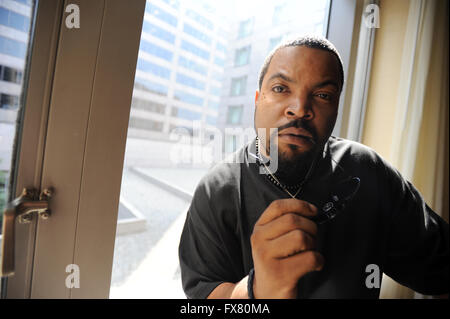 Ice Cube pose pour une photo pour la promotion film "billet de loterie" à Philadelphie, Pa. Banque D'Images