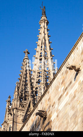 Cathédrale de la Sainte Croix et Sainte Eulalia également connu sous le nom de la cathédrale de Barcelone. Fragment de toit avec spires plus de ciel bleu Banque D'Images