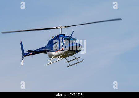 Bell 206B Jetranger III G-BSBW Airfileld Breighton en vol à Banque D'Images