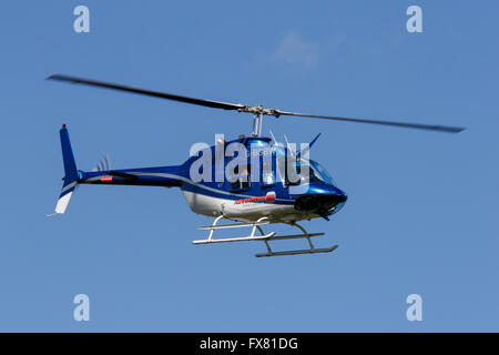 Bell 206B Jetranger III G-BSBW Airfileld Breighton en vol à Banque D'Images