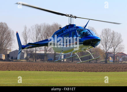 Bell 206B Jetranger III G-BSBW Airfileld Breighton en vol à Banque D'Images