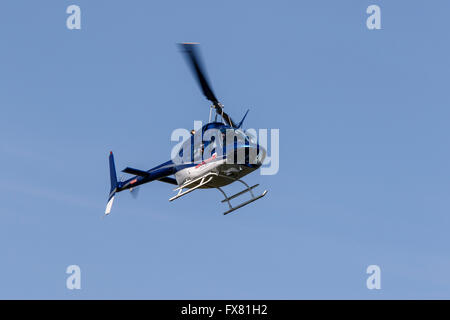 Bell 206B Jetranger III G-BSBW Airfileld Breighton en vol à Banque D'Images