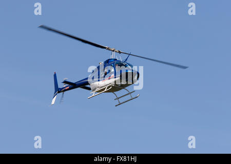 Bell 206B Jetranger III G-BSBW Airfileld Breighton en vol à Banque D'Images