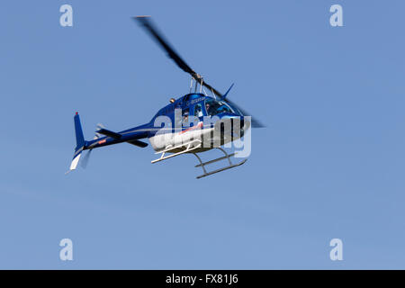 Bell 206B Jetranger III G-BSBW Airfileld Breighton en vol à Banque D'Images