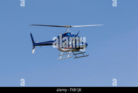 Bell 206B Jetranger III G-BSBW Airfileld Breighton en vol à Banque D'Images