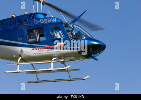 Bell 206B Jetranger III G-BSBW Airfileld Breighton en vol à Banque D'Images