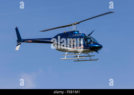 Bell 206B Jetranger III G-BSBW Airfileld Breighton en vol à Banque D'Images