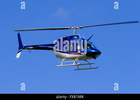 Bell 206B Jetranger III G-BSBW Airfileld Breighton en vol à Banque D'Images