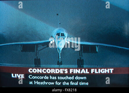 Archive image du dernier vol de recettes de British Airways bac/Aerospatiale Concorde, G-BOAG, Speedbird 002 atterrissage à Londres Heathrow, photographié depuis un écran de télévision, BBC en dehors de la diffusion 24th. Octobre 2003. BBC émission extérieure présentée par Raymond Baxter. Maintenant au musée de vol, Seattle Banque D'Images