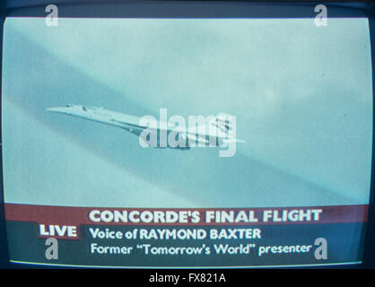 Archive image du dernier vol de recettes de British Airways bac/Aerospatiale Concorde, G-BOAG, Speedbird 002 atterrissage à Londres Heathrow, photographié depuis un écran de télévision, BBC en dehors de la diffusion 24th. Octobre 2003. BBC émission extérieure présentée par Raymond Baxter. Maintenant au musée de vol, Seattle Banque D'Images