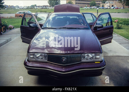 Image d'archive d'un modèle marron 1992 General Motors Buick Skylark berline 4 portes compact salon de voiture, USA, 1992, avec portes et coffre ouvert Banque D'Images