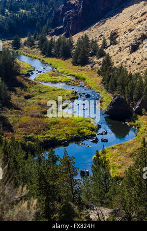 The crooked RIver running through Smith Rock State Park Banque D'Images