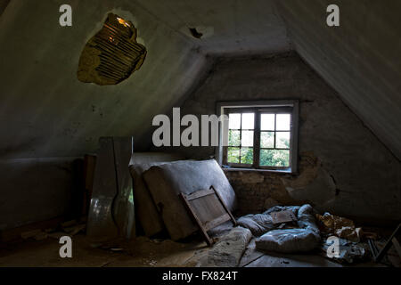 Au sud de Courtrai en Belgique, se trouve un petit village appelé Walleweg. C'est ici qu'une chambre une fois de mettre en place pour une baronne maintenant se décompose. Banque D'Images