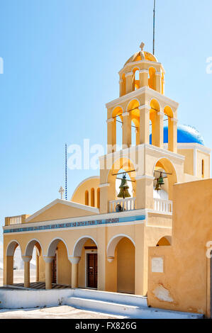 Une vue de l'église de Saint George à Oia sur l'île grecque de Santorin. Banque D'Images