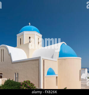 Une vue de l'église de Saint George à Oia sur l'île grecque de Santorin. Banque D'Images