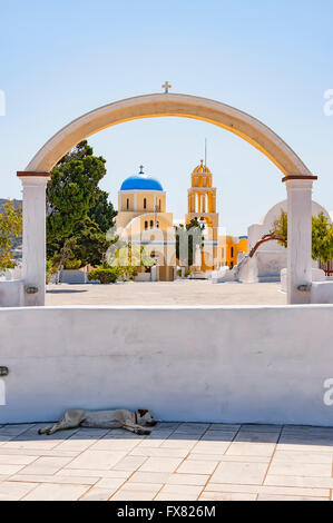 Une vue de l'église de Saint George à Oia sur l'île grecque de Santorin. Banque D'Images