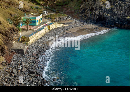 Plage de sable noir Prainha. L'île de Madère. Banque D'Images