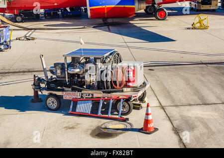 Pompe à carburant prêt à ajouter du carburant pour avion à réaction à l'aéroport McCarran. Las Vegas, Nevada Banque D'Images