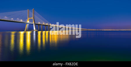 Portugal, Lisbonne : Vue nocturne du Pont Vasco da Gama Banque D'Images