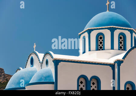 L'une des nombreuses églises au dôme bleu qui ornent l'île grecque de Santorin. Banque D'Images